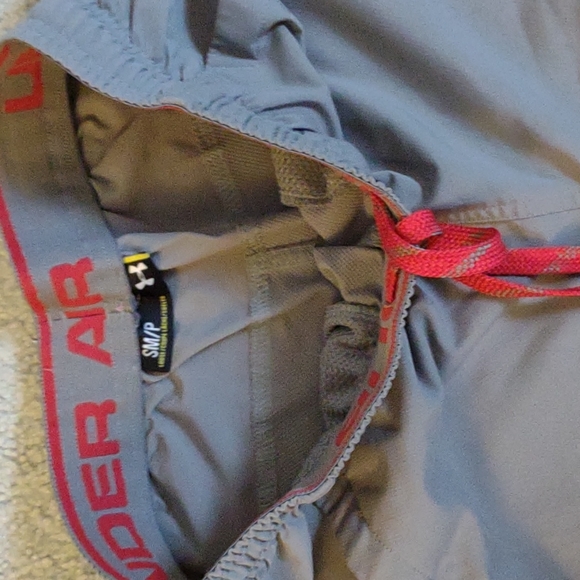 Excellent used condition. Men's Under Armour Shorts. Size Small - Picture 2 of 3